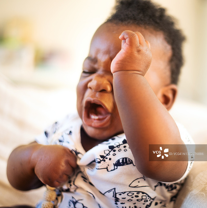 可爱的小非洲女婴在家哭泣图片素材