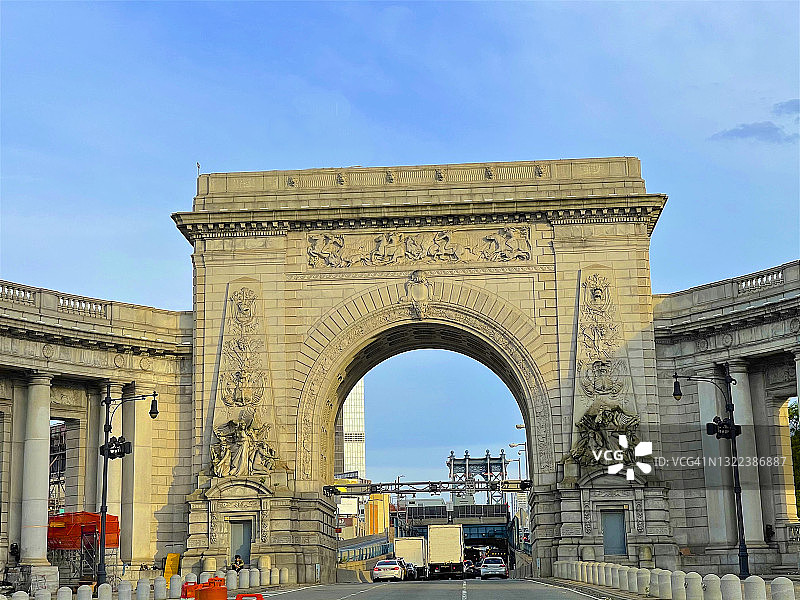 从曼哈顿一侧看雄伟的曼哈顿大桥入口，纽约市图片素材