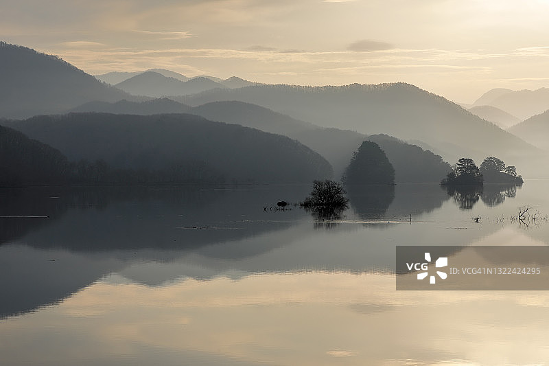 秋元湖的倒影图片素材