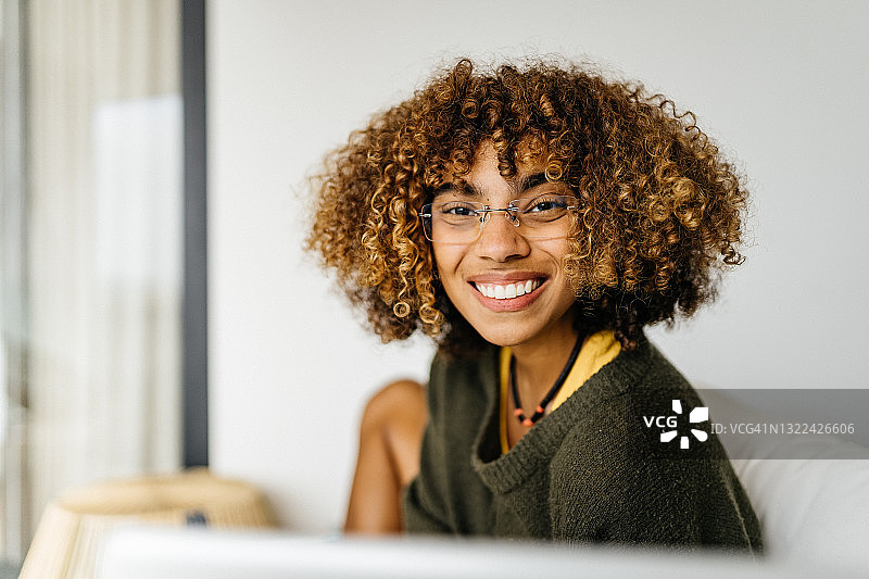 卷发女人在家微笑图片素材