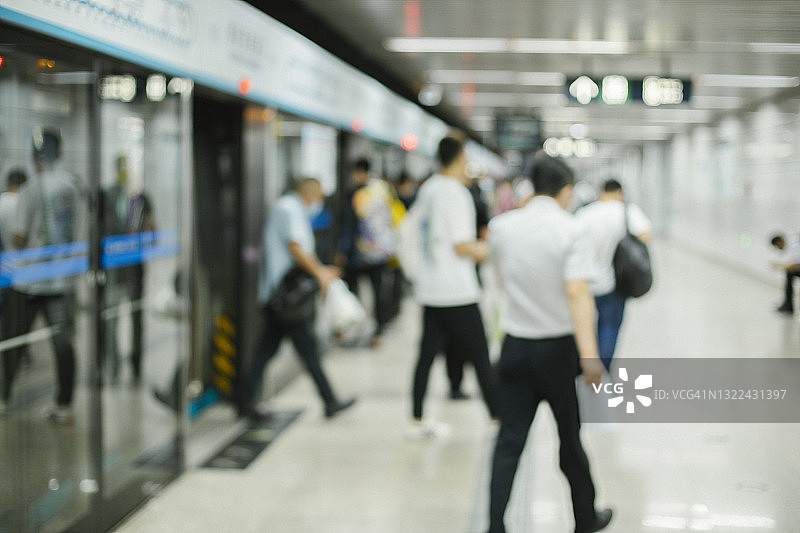 北京地铁中戴防护口罩的通勤者人群图片素材