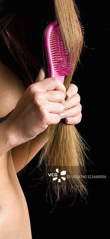 女人手持发刷图片素材