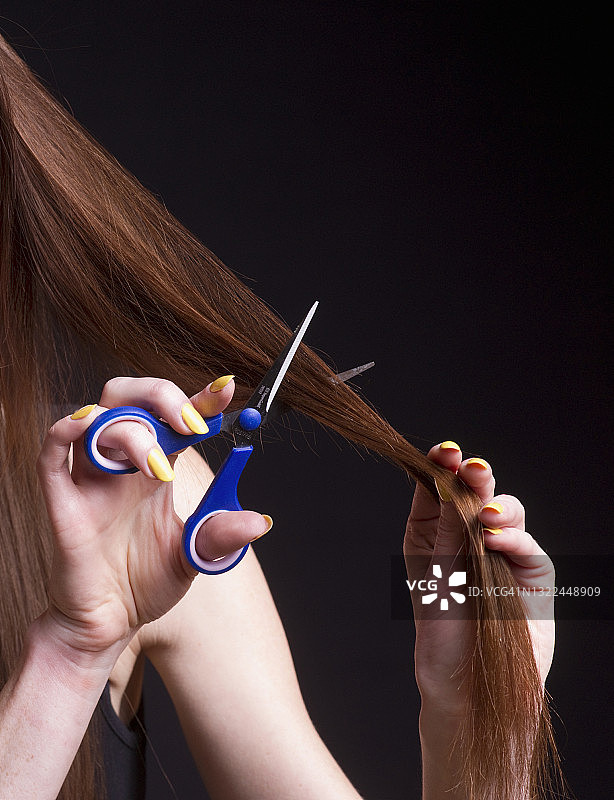 手持剪刀的长发女子图片素材