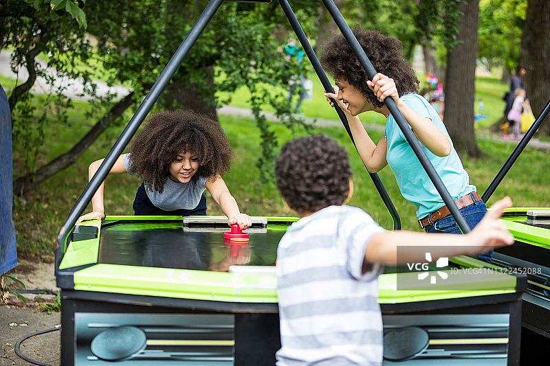 快乐的非裔美国家庭在游乐园玩耍图片素材