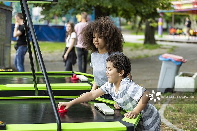 快乐的非裔美国家庭在游乐园玩耍图片素材