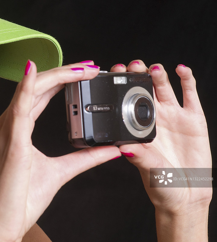 女人手持相机图片素材