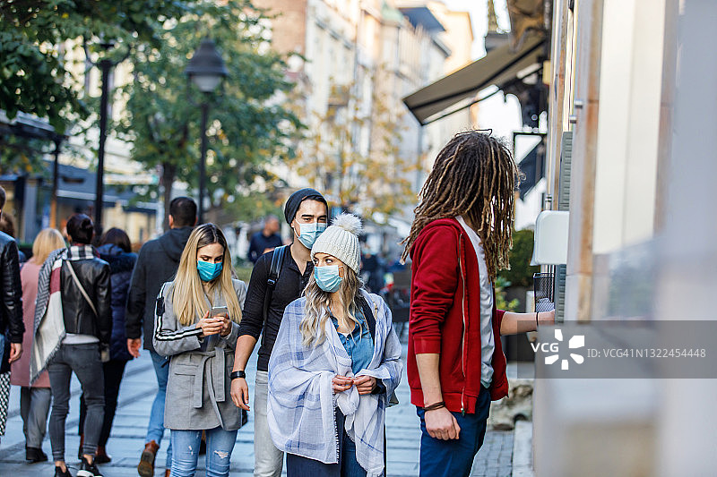 在ATM排队取款的人们图片素材