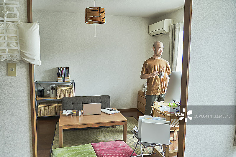 在家工作的日本中年男子图片素材