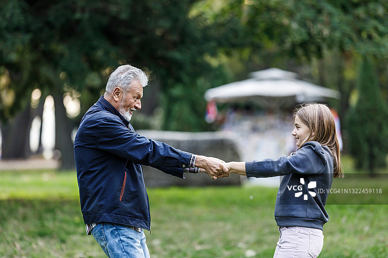 秋日下午，老人和孙女玩耍图片素材