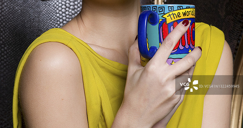 女人的手拿著咖啡杯图片素材