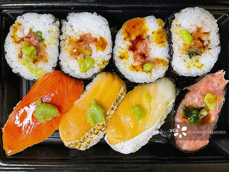 寿司便当，配芥末和酱油图片素材