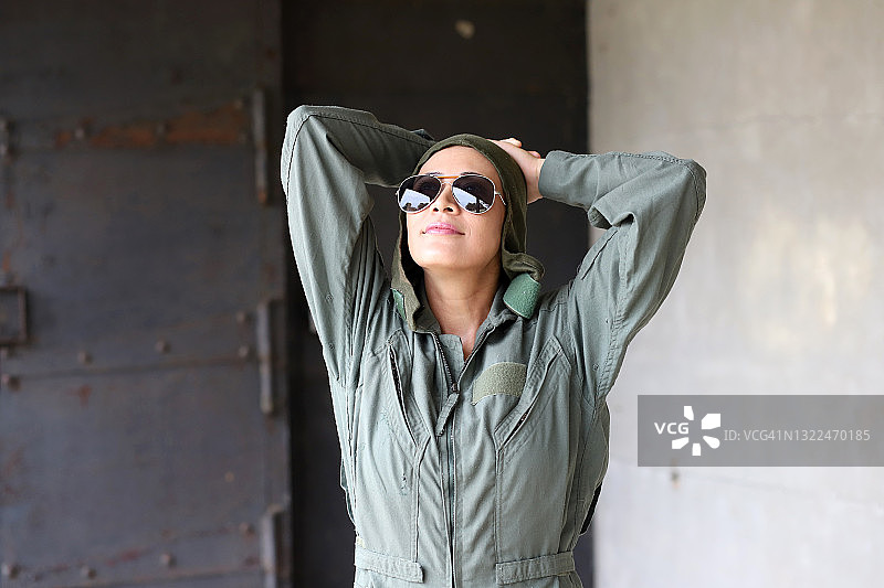 中年女性空军飞行员服装图片素材