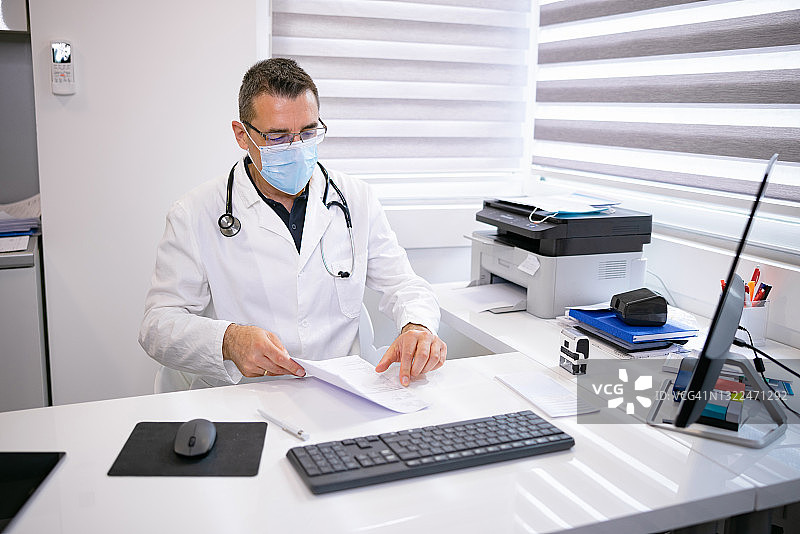 医生戴防护口罩分析检测结果图片素材