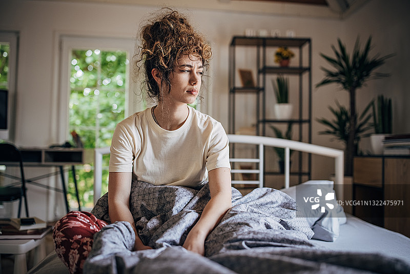 刚醒来的漂亮女人图片素材