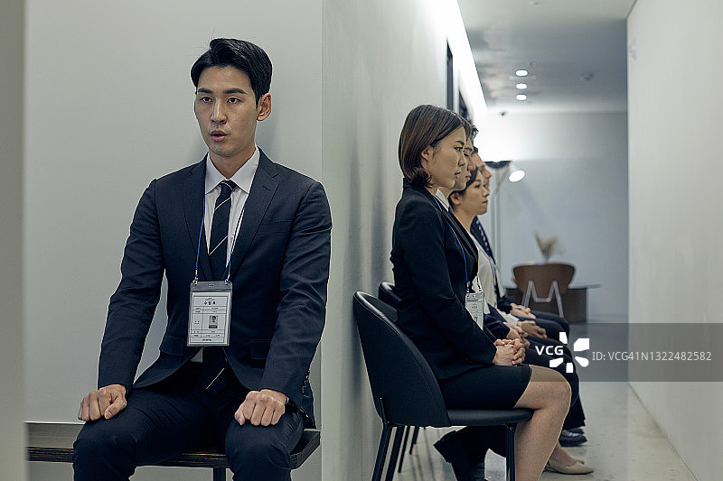 等待面试的焦虑男性图片素材