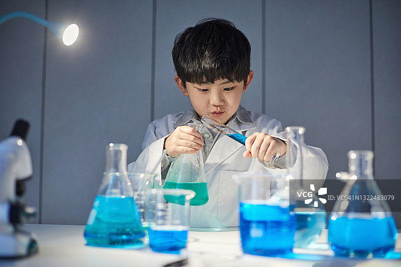 一个男孩在做科学实验图片素材