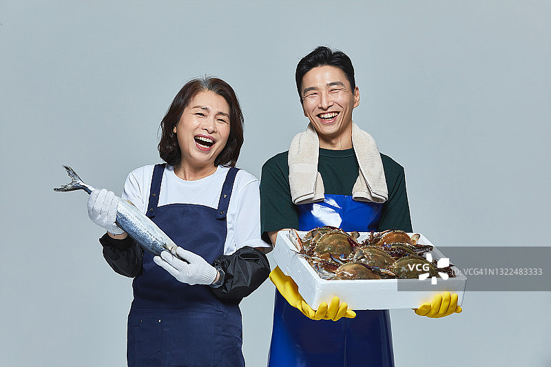 两个商人拿着螃蟹和鱼图片素材