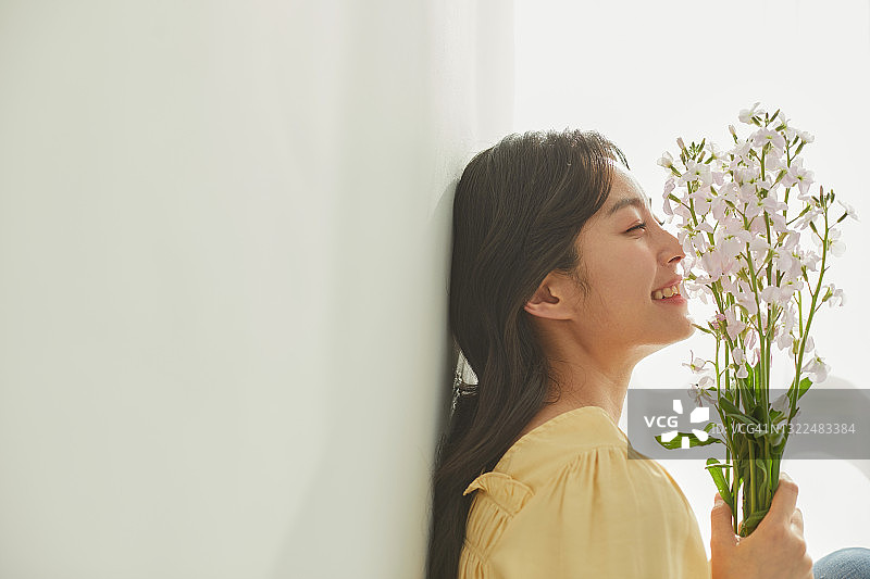 手持鲜花的女人图片素材