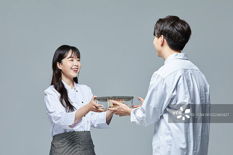 女人递食物给男人图片素材