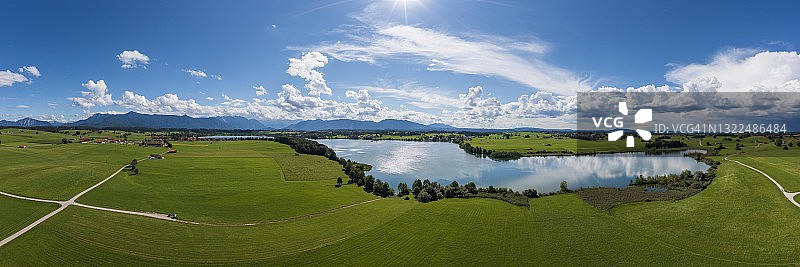 德国巴伐利亚上巴伐利亚阿尔卑斯山麓里格湖全景，无人机拍摄图片素材