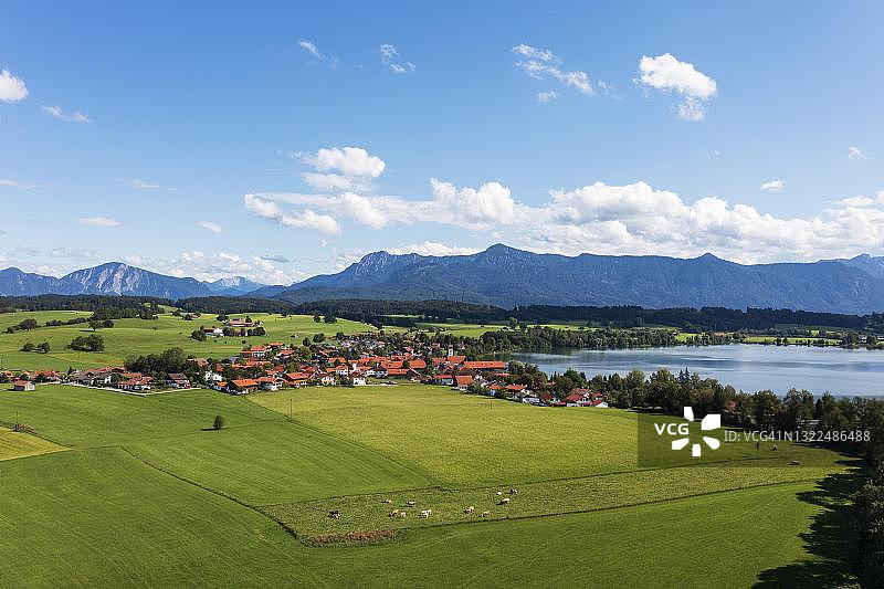 里格湖航拍：阿尔卑斯山麓，上巴伐利亚，巴伐利亚，德国图片素材
