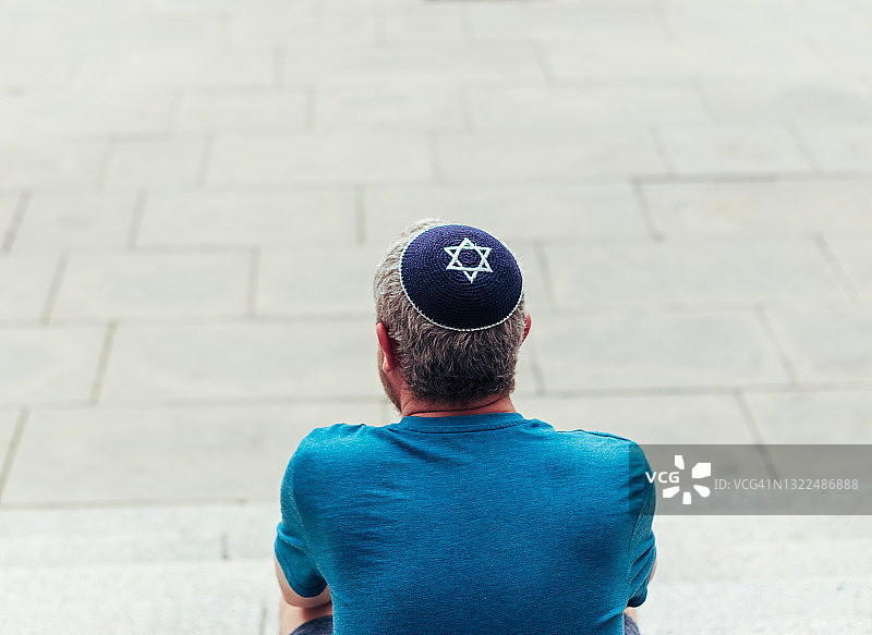 戴小圆帽（基帕）的犹太男人在城市街道上图片素材