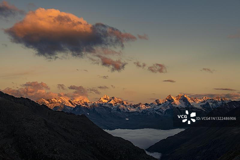 厄茨塔尔山脉日出和索尔登山谷盆地的雾，奥地利蒂罗尔图片素材