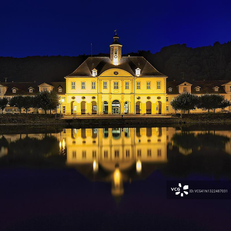 卡尔斯哈芬市政厅夜景（原包装厂），德国黑森州卡尔斯哈芬图片素材