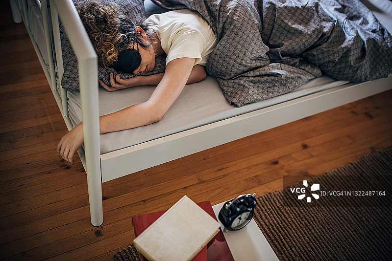 在家睡觉的女人图片素材