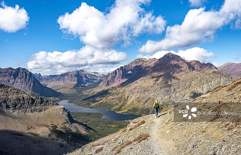 冰川国家公园湖畔小径上的徒步者图片素材
