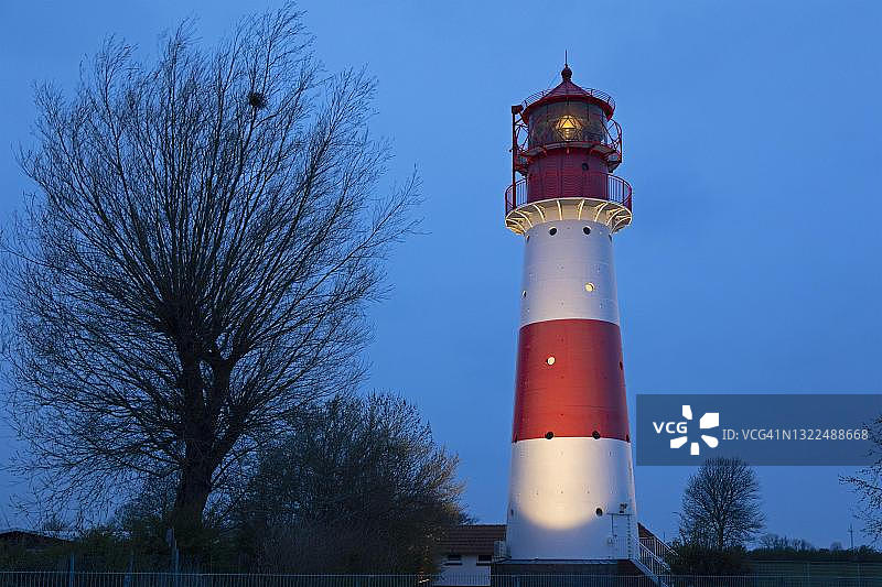 德国石勒苏益格-荷尔斯泰因格尔廷格湾的黄昏灯塔图片素材