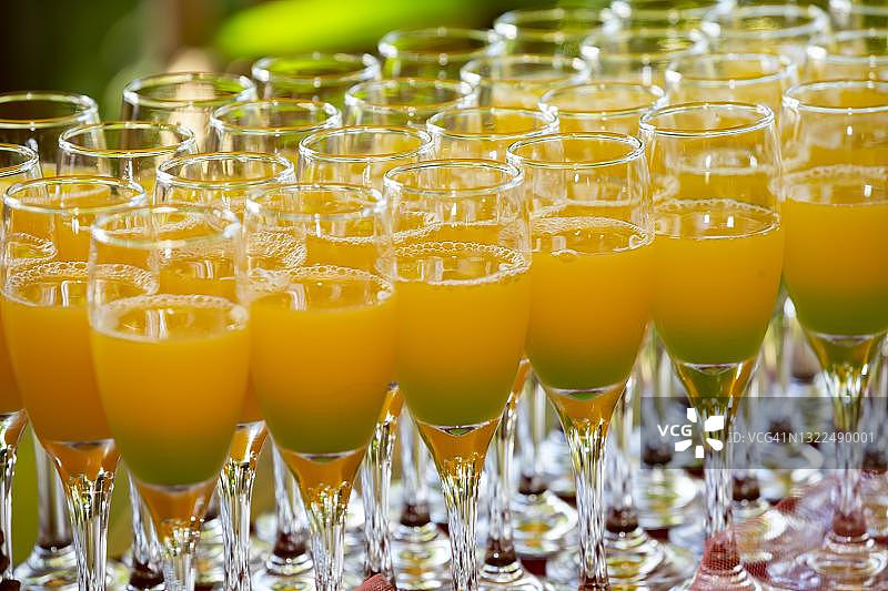 在毛里求斯瓦科阿Domaine 7 Cascades婚礼派对上的一杯橙汁鸡尾酒图片素材