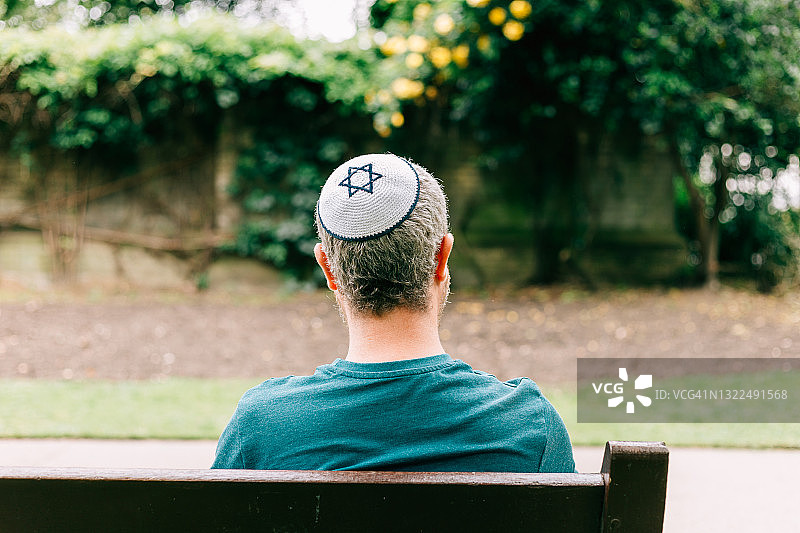 戴着小圆帽的犹太男人在城市街道上图片素材