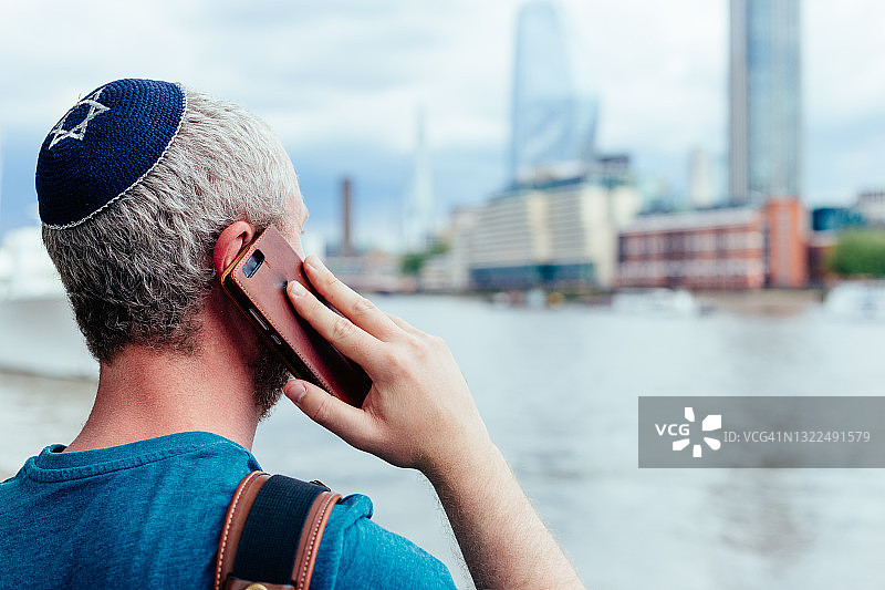 戴着小圆帽的犹太男人在城市街道上图片素材