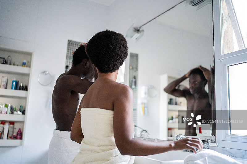 居家情侣准备就绪图片素材