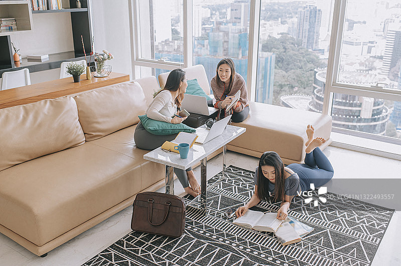 三位美丽的亚洲中国女性在城市周末的客厅里享受美好时光图片素材