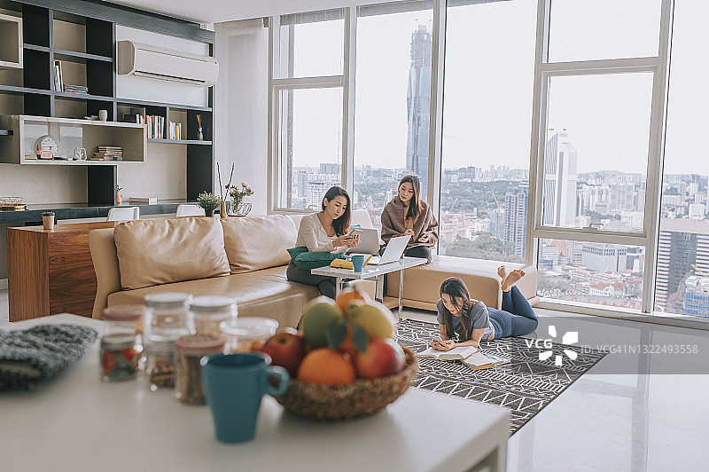 三位美丽的亚洲中国女性在城市周末的客厅里享受美好时光图片素材