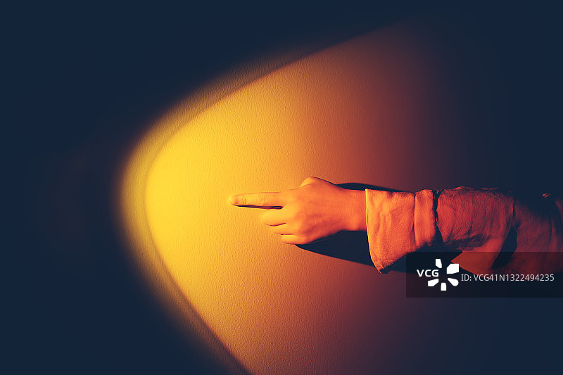 指向黄色聚光灯图片素材