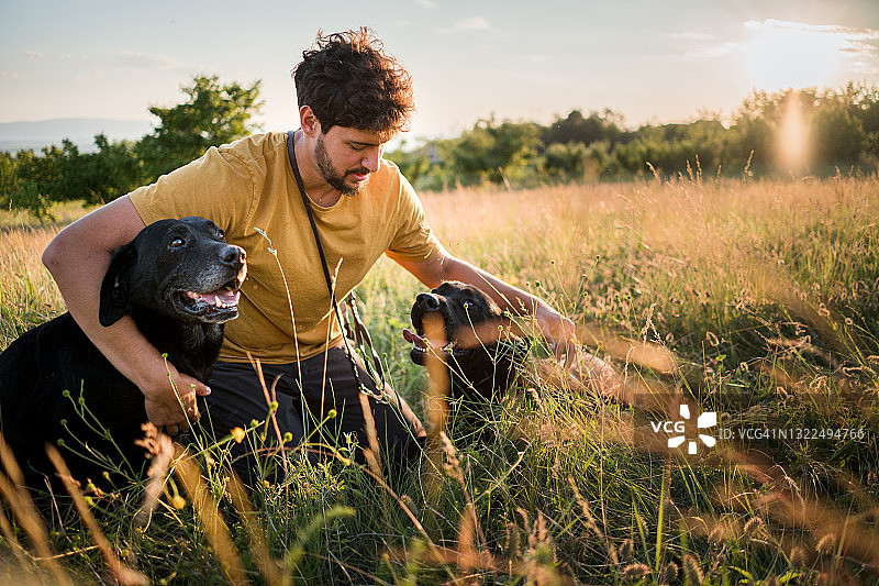 男子和他的狗一起玩耍图片素材