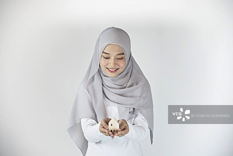 手持房屋模型的穆斯林女性图片素材
