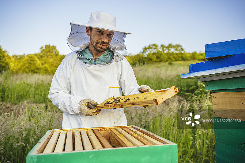 带着蜂框的养蜂人图片素材