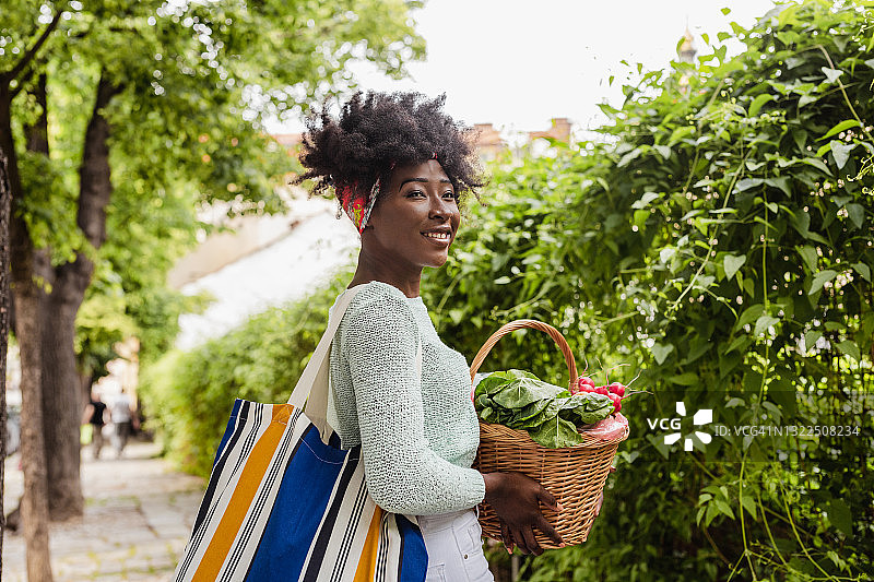 年轻女子从购物中提着杂货图片素材