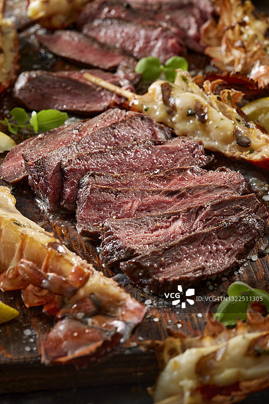 烤西冷牛排配龙虾尾串图片素材