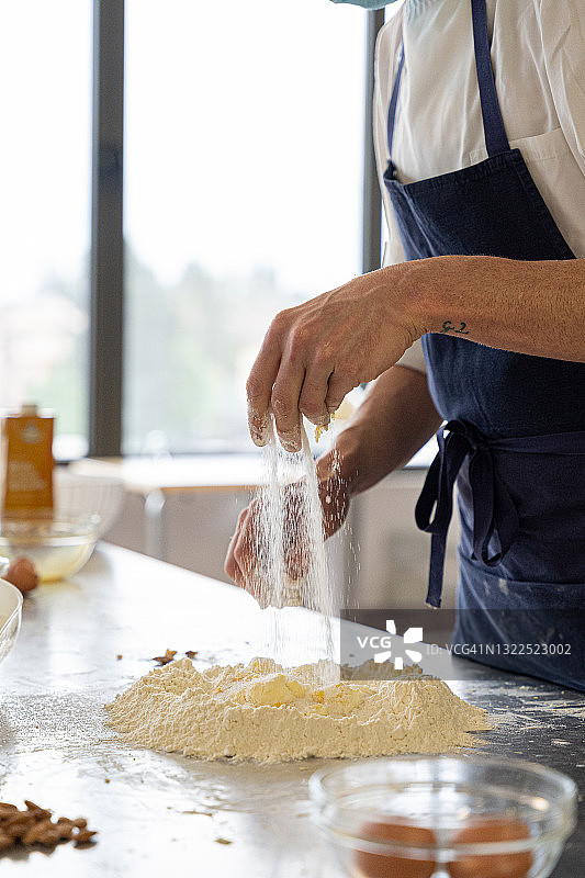 面包师准备面团的手部特写图片素材