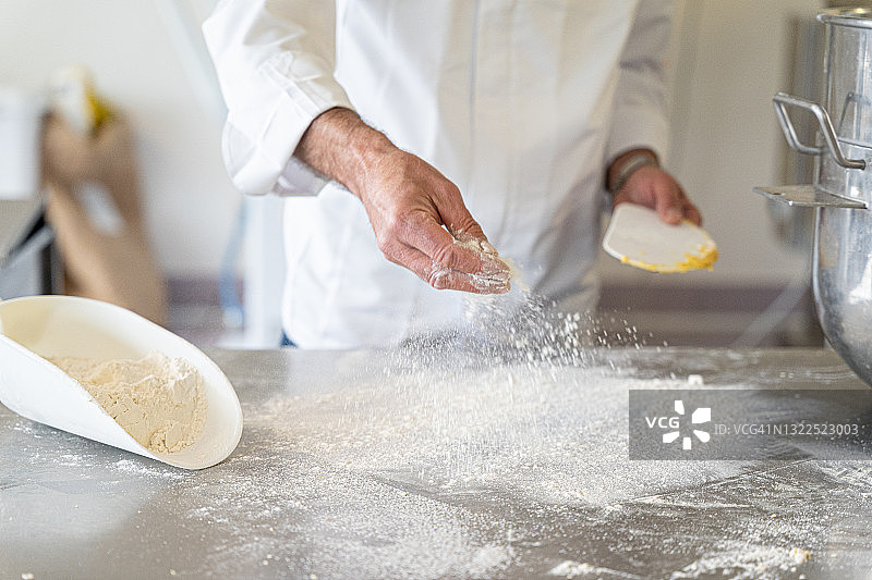 面包师准备面团的手部特写图片素材