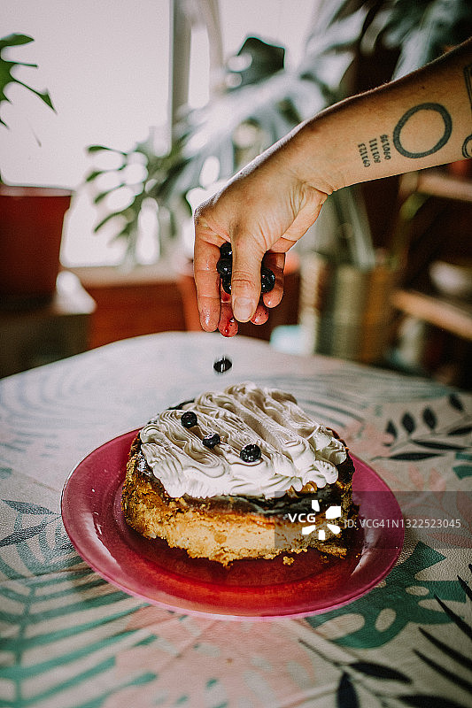 有纹身的女人手装饰甜蛋糕图片素材