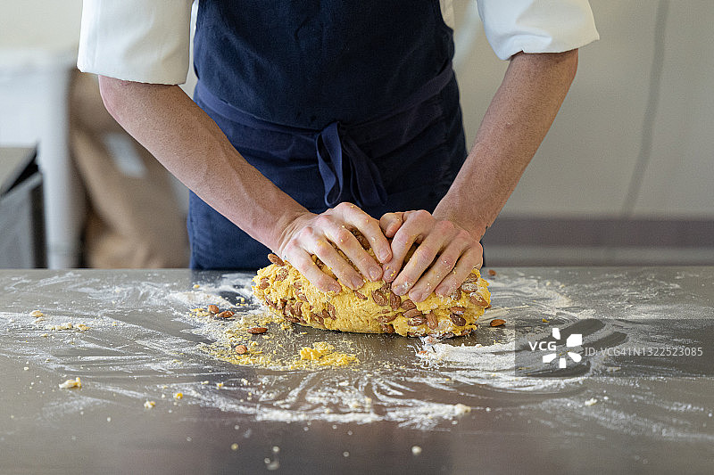 烘焙师手工揉捏意大利杏仁饼干面团图片素材
