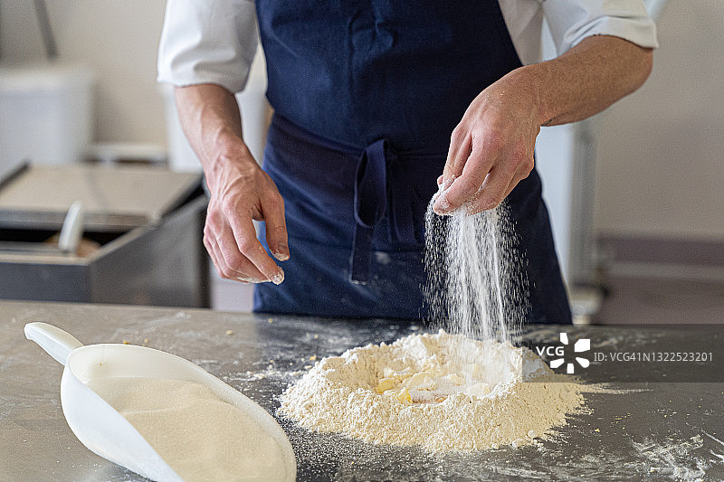 面包师准备面团的手部特写图片素材