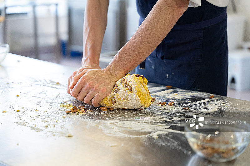 烘焙师手工揉捏意大利杏仁饼干面团图片素材
