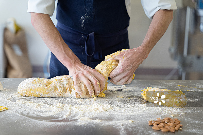 烘焙师手工揉捏意大利杏仁饼干面团图片素材